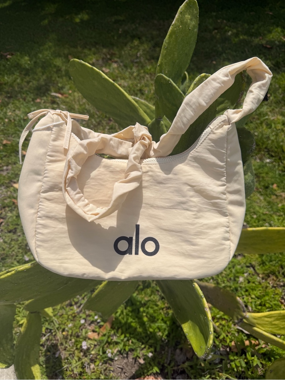 ALO YOGA Cream Shoulder/Crossbody Bag with Ruched Strap - Picture 3 of 16